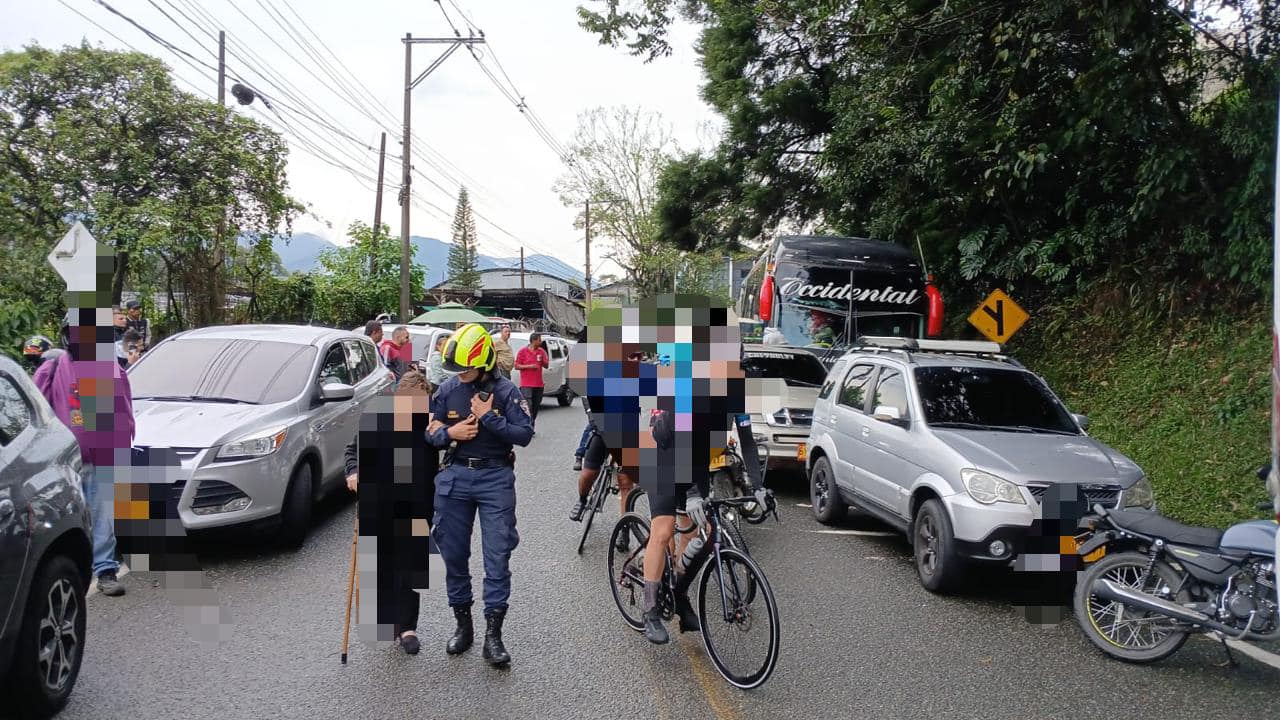 Paro de camioneros mantiene bloqueada a Caldas: afectaciones en transporte y el hospital