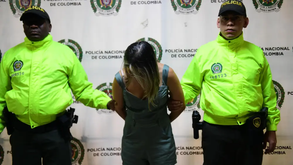 Capturan a mujer, sospechosa de robar más de 400 millones de pesos de un banco en La Estrella