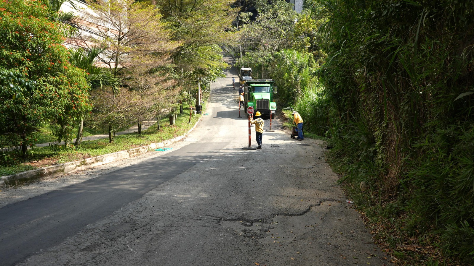 ¡Adiós a los huecos en Envigado! Inició repavimentación en tres de sus vías principales