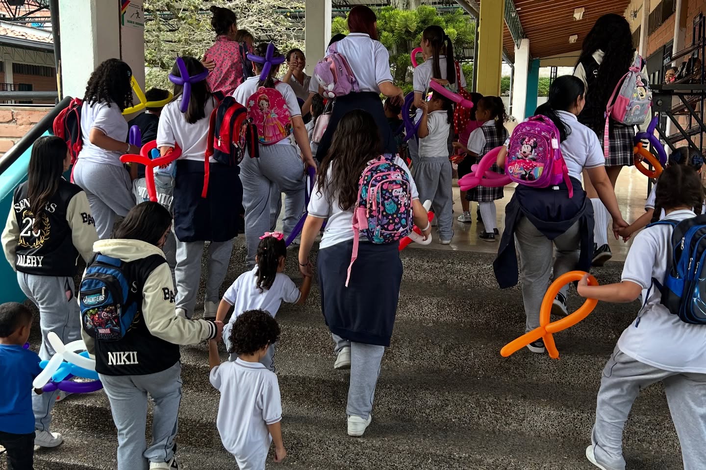 Intoxicación en colegio de La Estrella: 16 estudiantes afectados por una hamburguesa