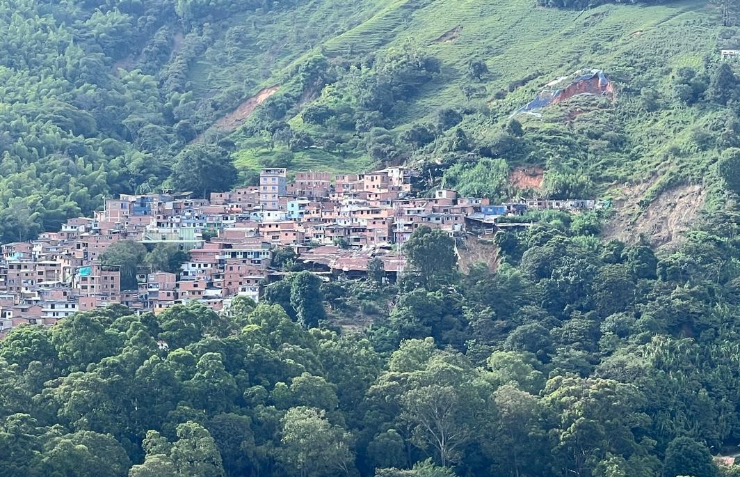 Así ha crecido la falla en la montaña que mantiene en riesgo a familias en Itagüí