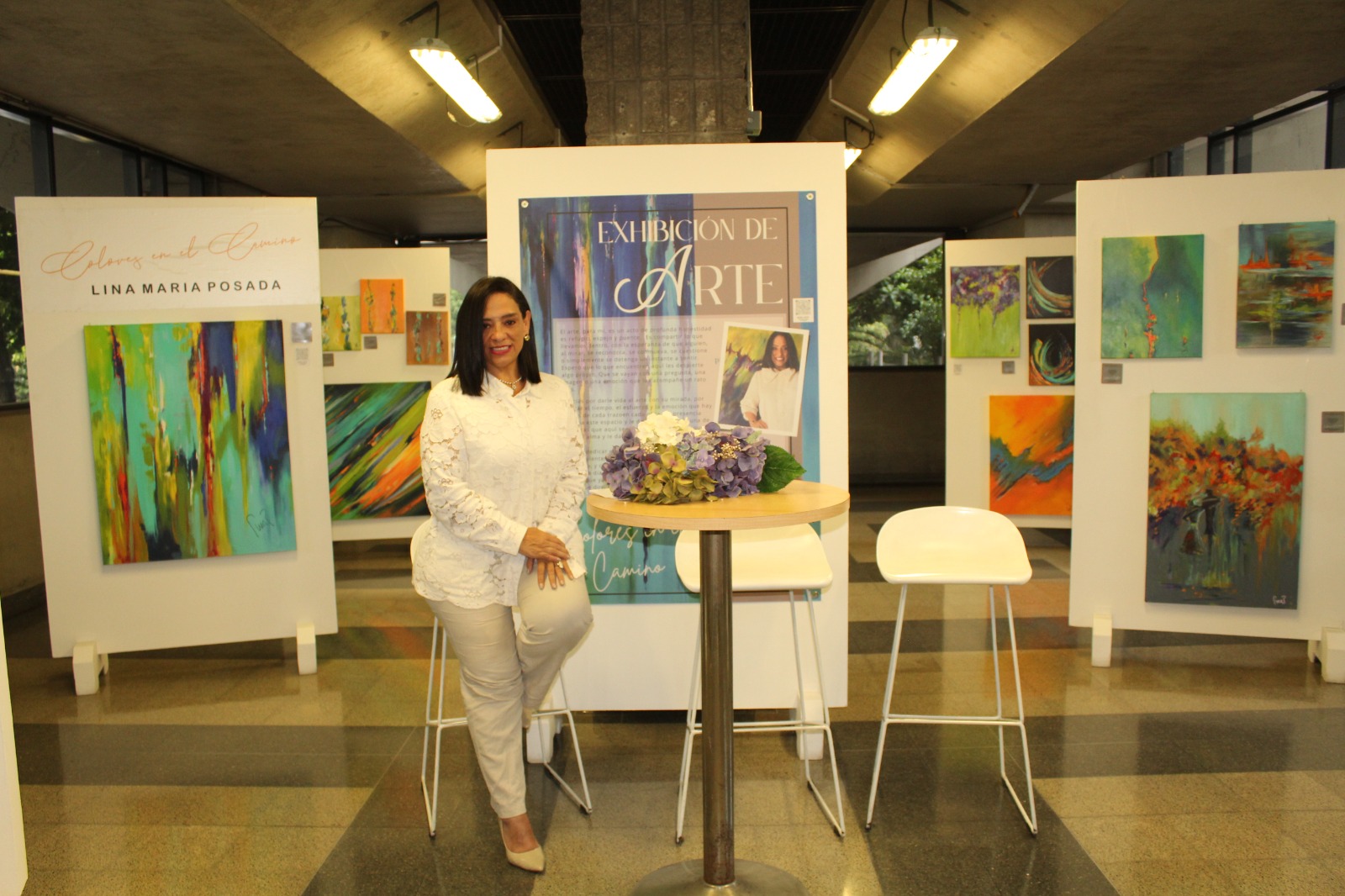 “Colores en el camino”: la exposición de la artista envigadeña Lina María Posada en el Metro de Medellín