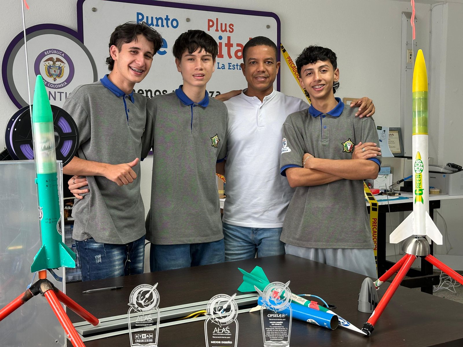 Estudiantes de colegio de La Estrella sueñan con llegar alto con los cohetes que construyen