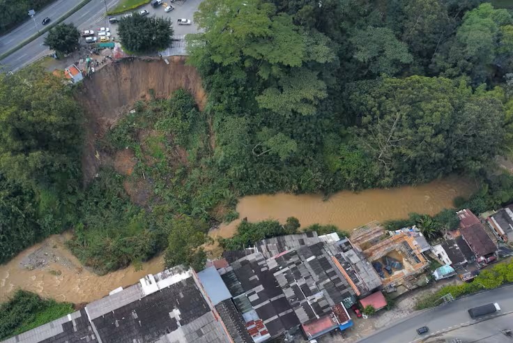 Deslizamiento sobre el río Aburrá mantiene en alerta a La Estrella: evacúan ocho edificaciones