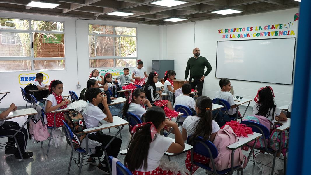 Estudiantes de zona rural en Envigado estrenan nuevo bloque educativo