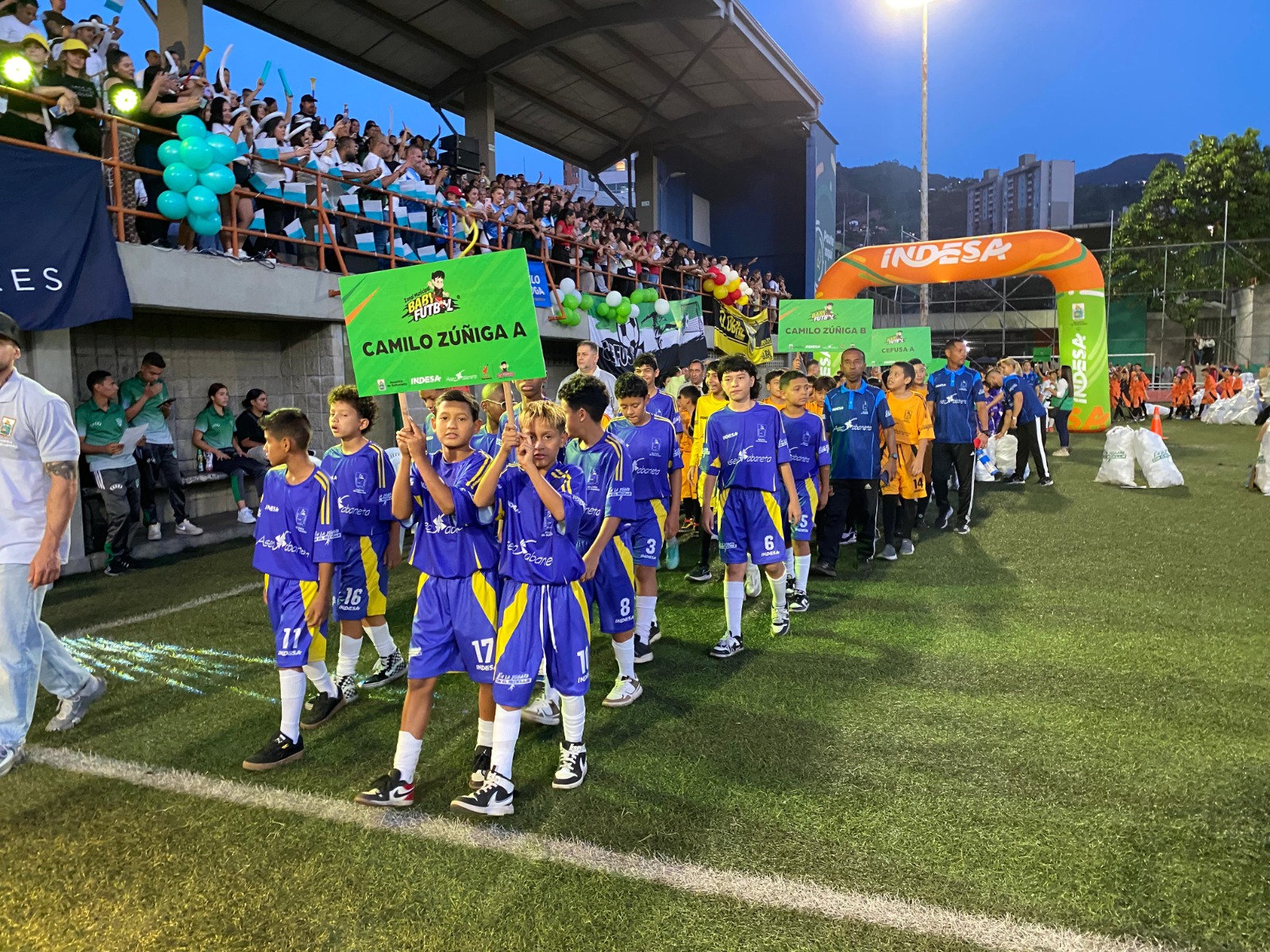 Equipos de Babyfútbol en Sabaneta reciben uniformes a cambio de material reciclado