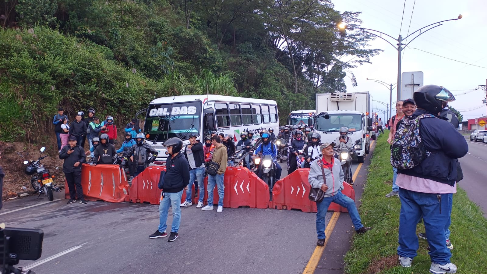 Conductores de Caldas levantan protesta y bloqueos en La Estrella: llegaron a un acuerdo con alcaldía por obras del acueducto