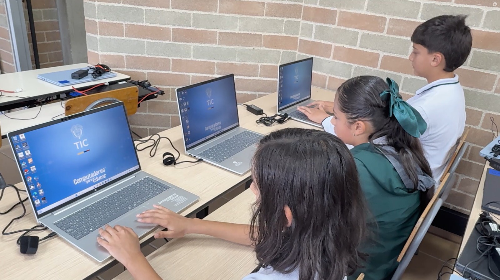 Otra inversión del Gobierno Nacional para la educación en Envigado: llegaron 100 nuevos computadores