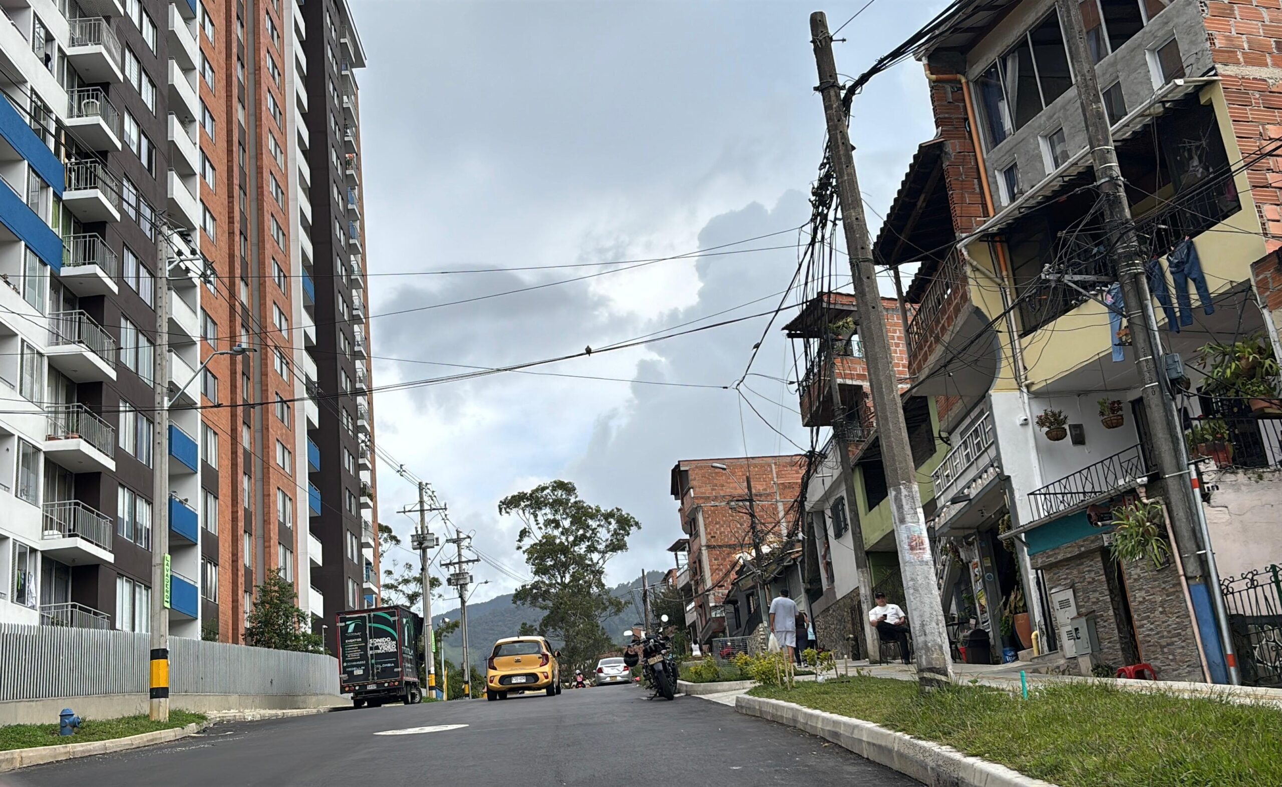 Siguen las excusas y las obras: terminó septiembre y nada que entregan vía La Ferrería en La Estrella