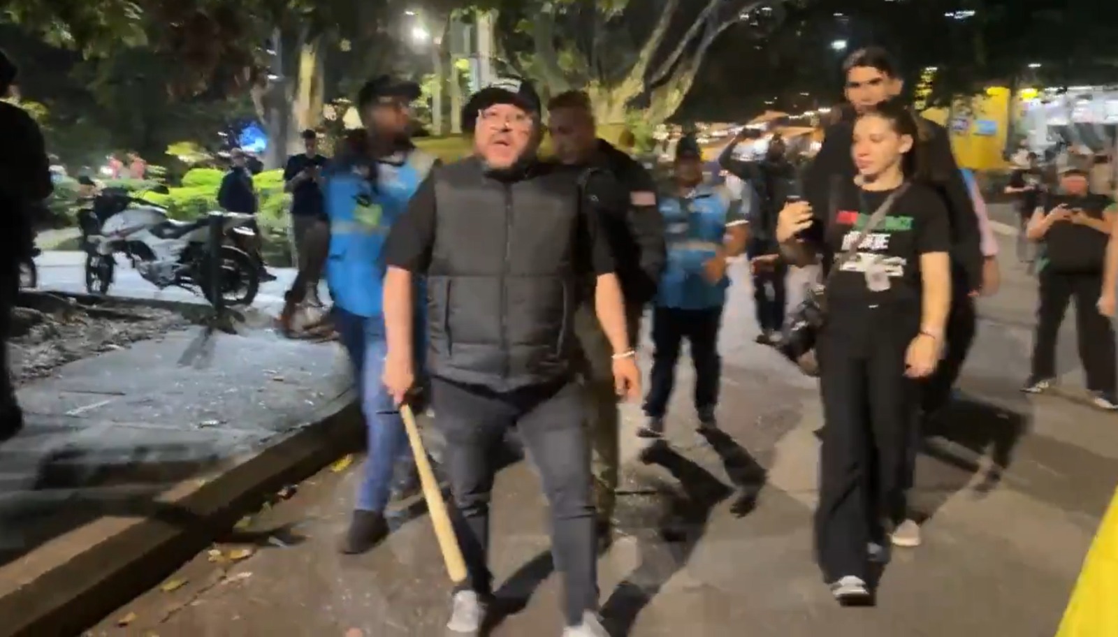 ¡Con bate en mano! concejal de Medellín se enfrentó con los manifestantes en medio de la marcha pro Palestina