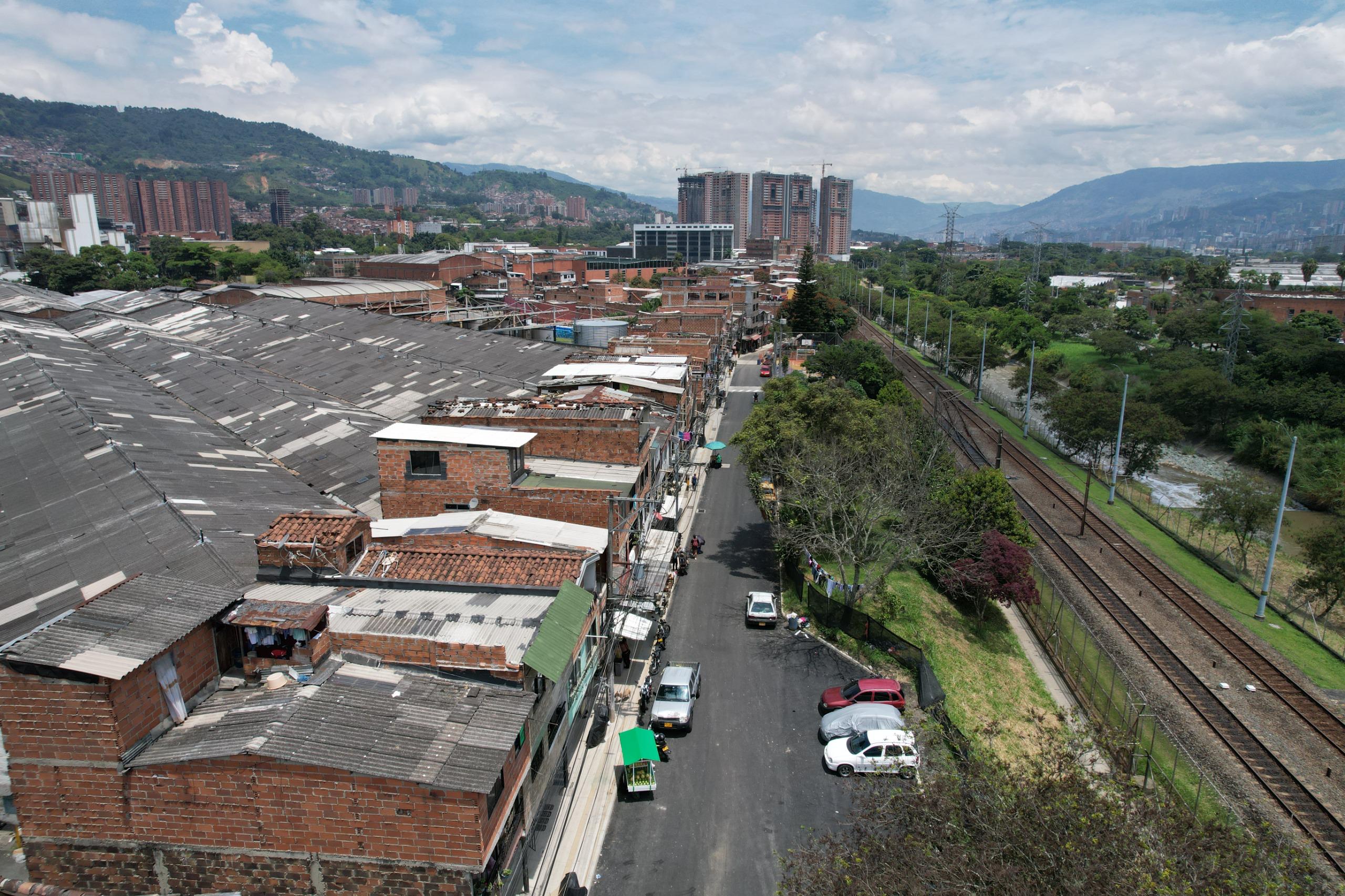 El antes y después de La Santa Cruz, el barrio de Itagüí que luchó 40 años para que pavimentaran su única vía