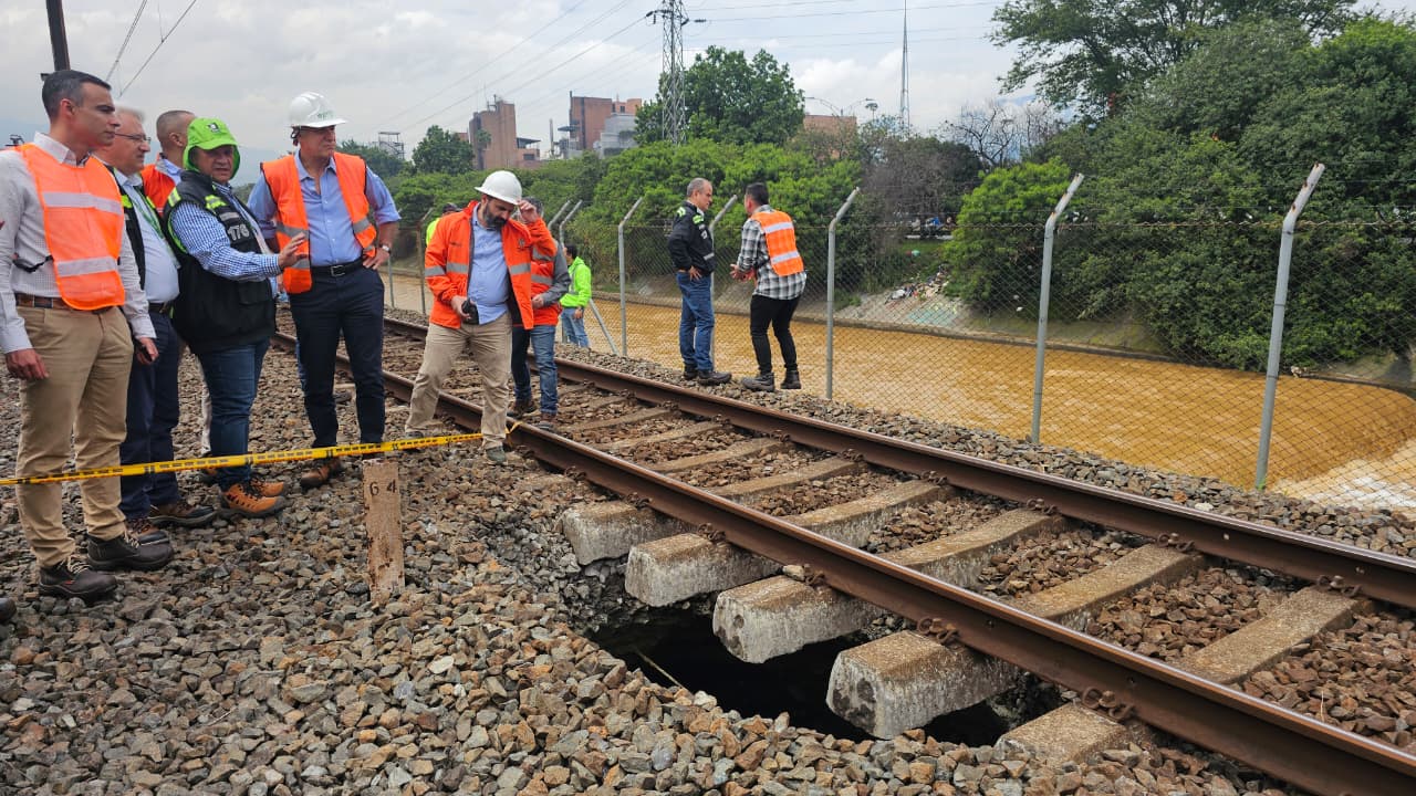 Estaciones Aguacatala y Poblado del Metro seguirán sin servicio por socavón en línea férrea