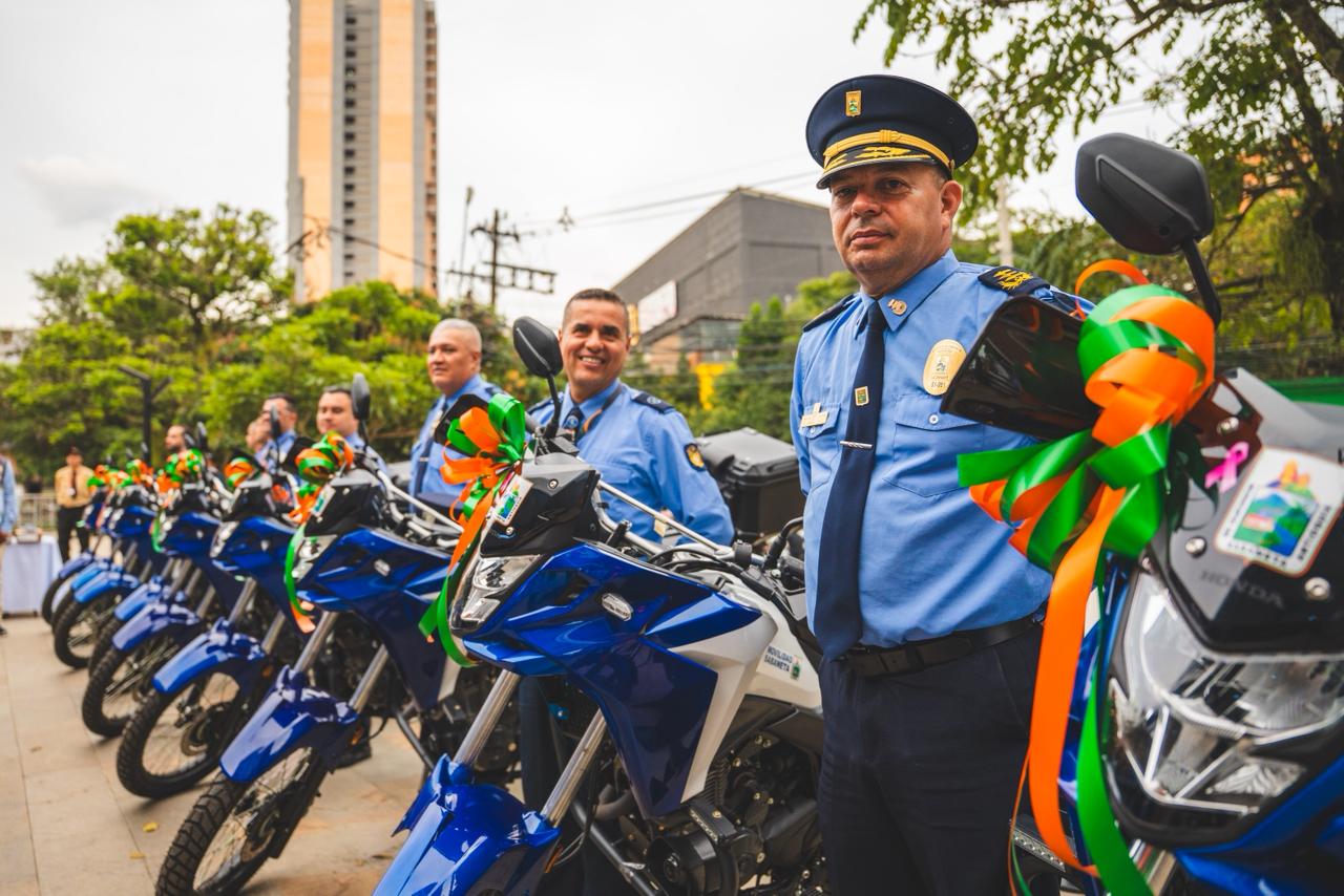 Sabaneta fortalece su movilidad y servicio de salud con entrega de nuevo parque automotor y ambulancia
