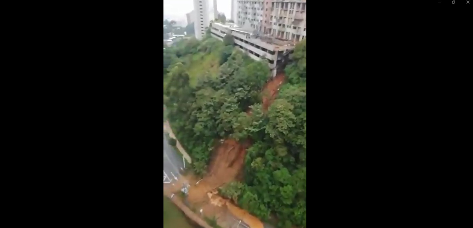 VIDEO: Deslizamiento genera temor en Sabaneta, ocurrió en montaña que sostiene torre de apartamentos