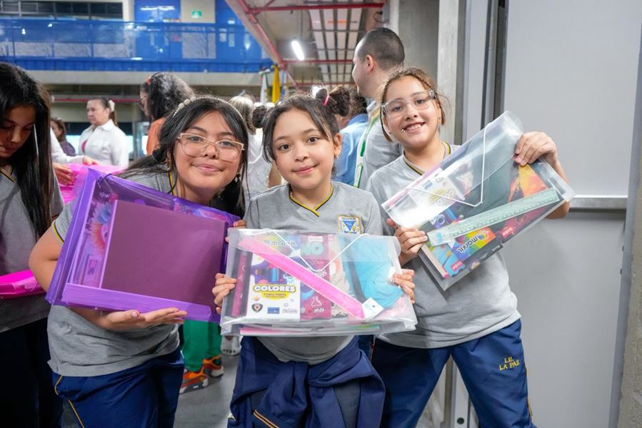 Más de 13.000 estudiantes de Envigado regresaron a clases estrenando útiles y nuevos espacios