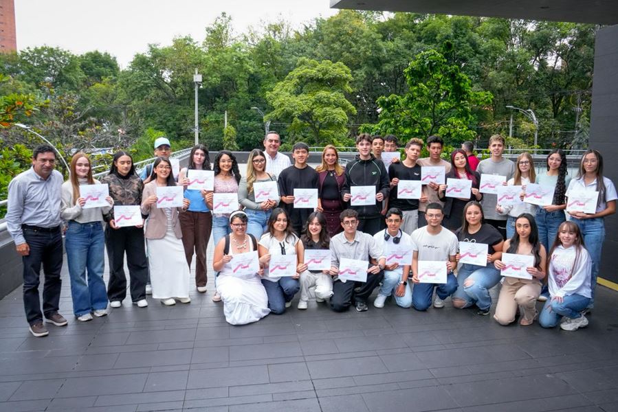 Envigado becó a los estudiantes más pilos: 65 jóvenes podrán estudiar gratis la carrera que deseen