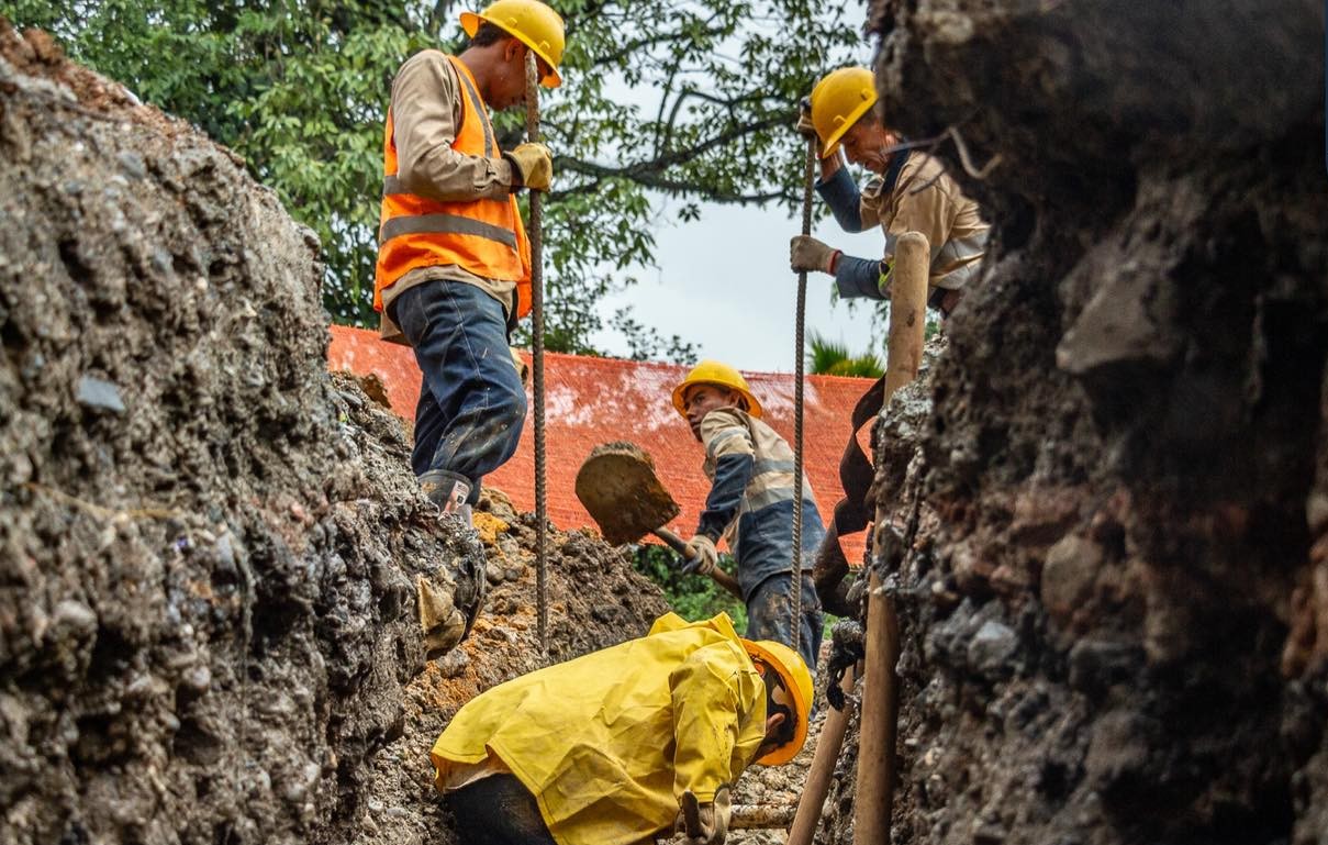 Obras del acueducto y alcantarillado en La Estrella avanzan en medio de amenazas a contratistas: comunidad pide celeridad