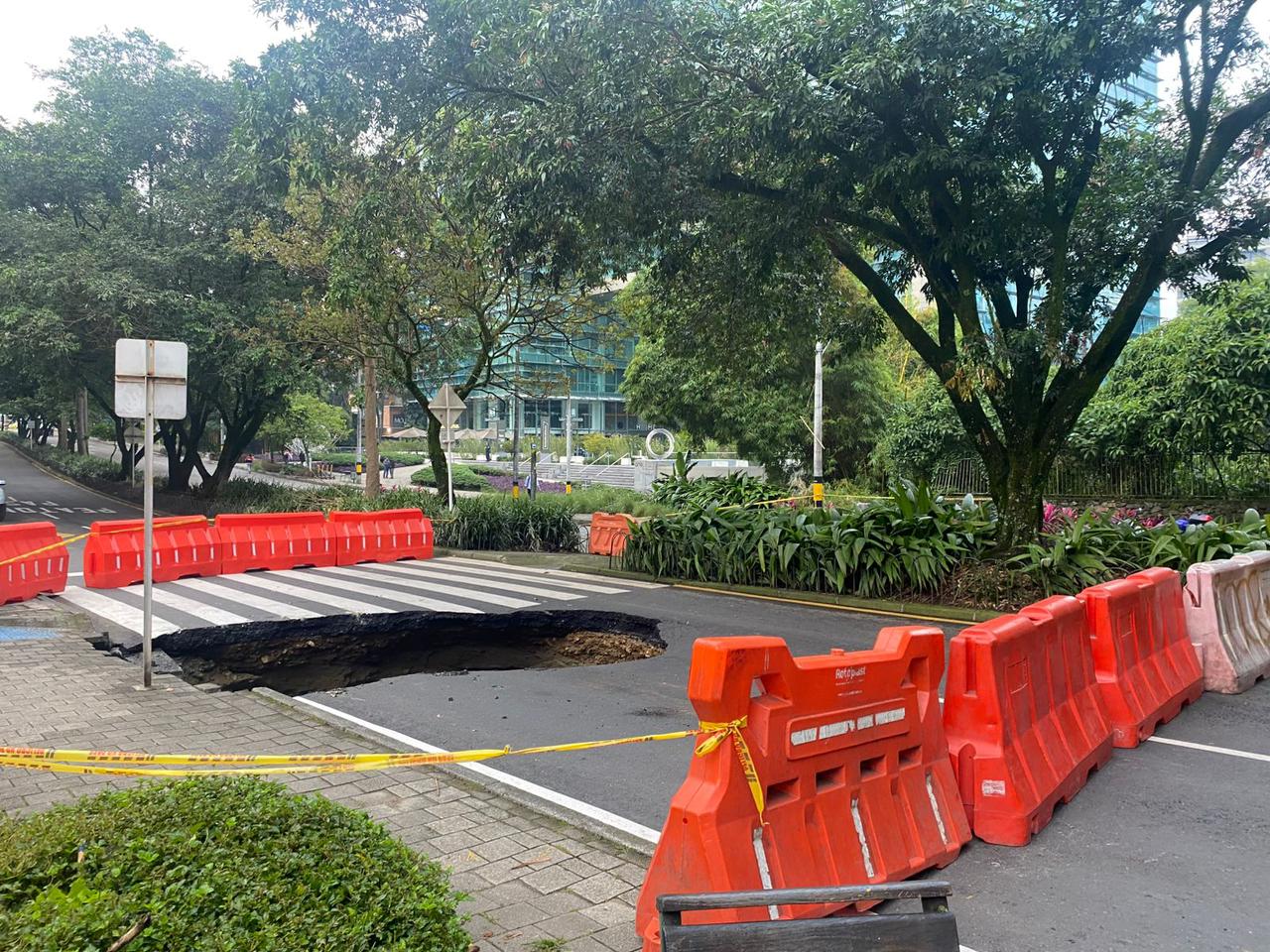 Caos en Av. El Poblado por enorme hueco en la vía: compleja movilidad entre Medellín y Envigado