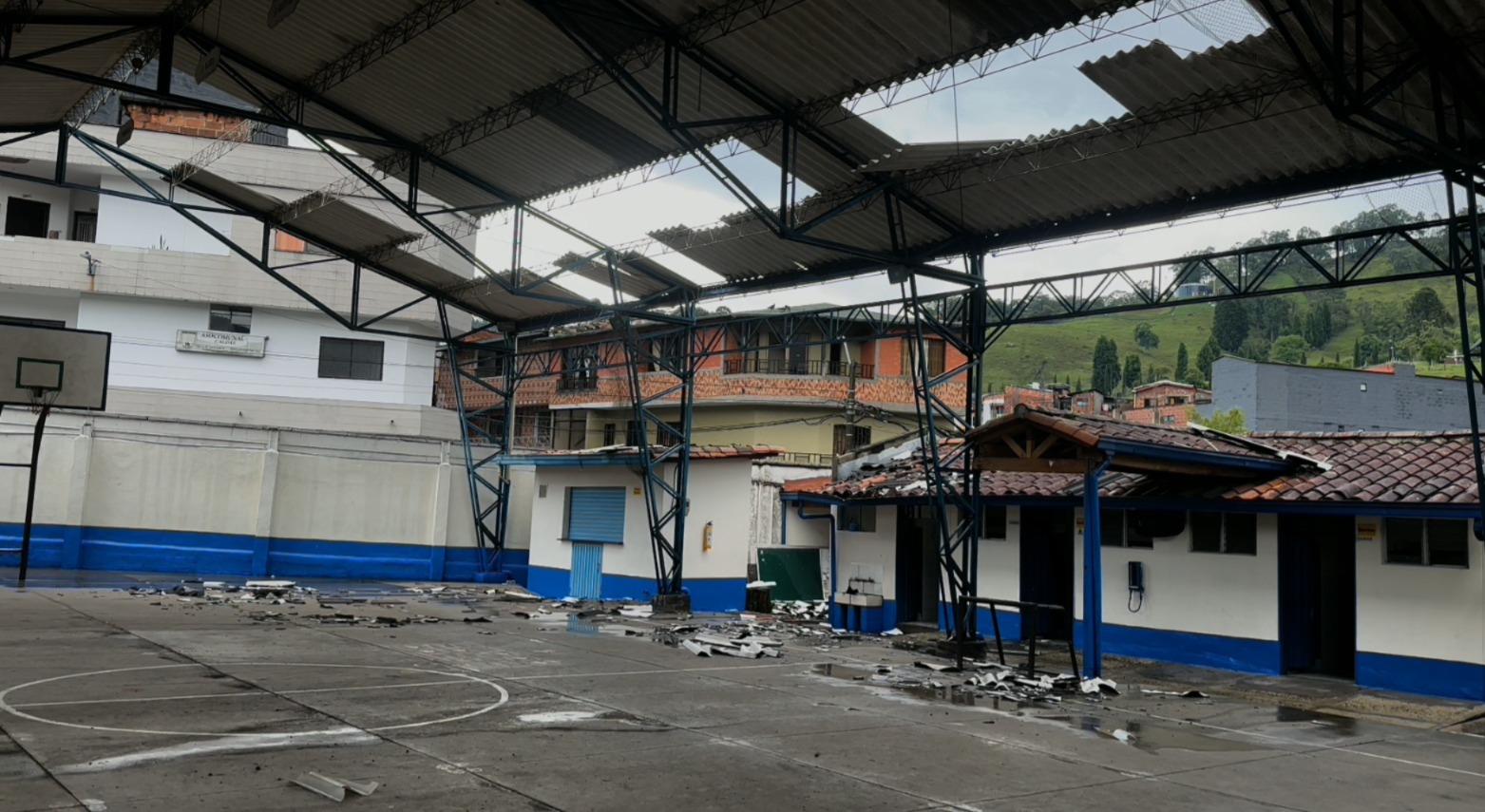 Aguacero en Caldas deja más de 600 estudiantes sin clases, tras daños en sede educativa