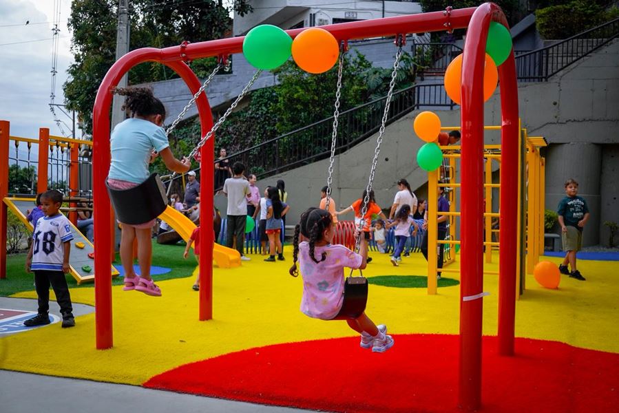 Juegos y color: envigadeños disfrutan de la nueva zona infantil y canina en el Alto de Misael