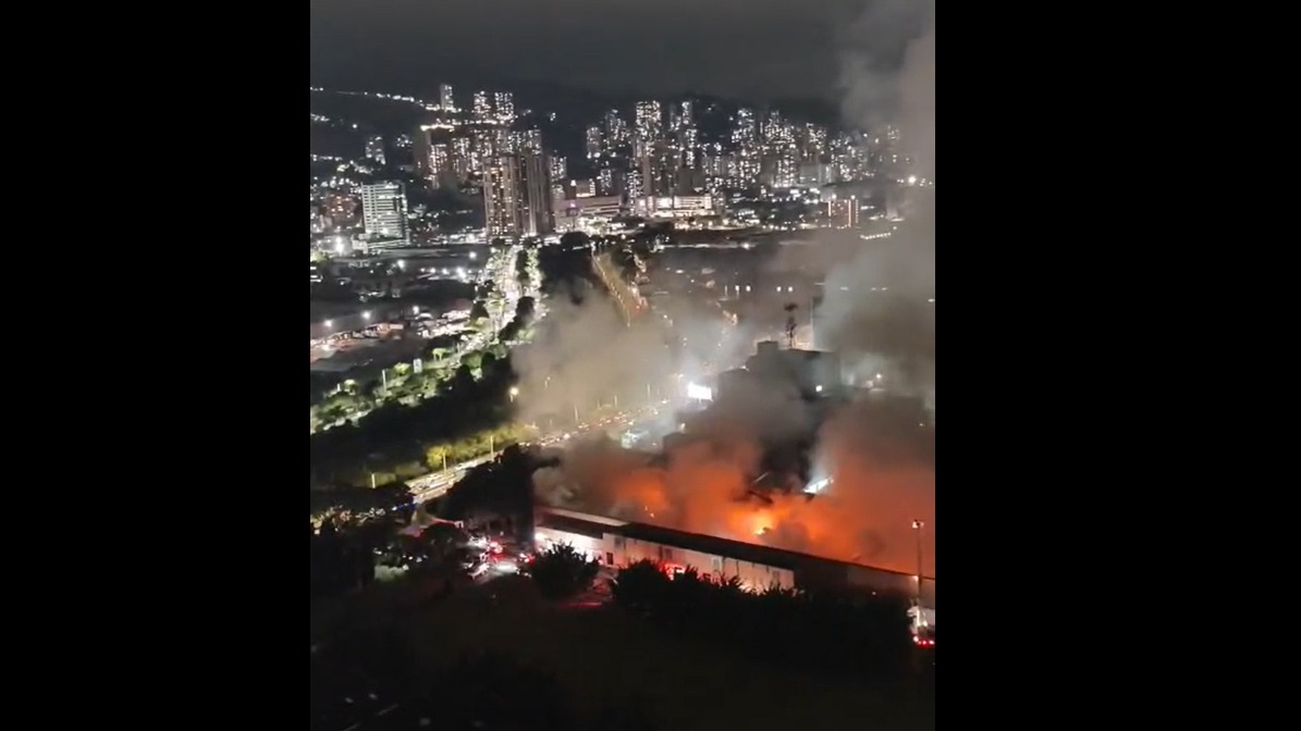 Incendio en bodega en Itagüí completa 20 horas horas: ¿Por qué no ha sido posible apagarlo completamente?