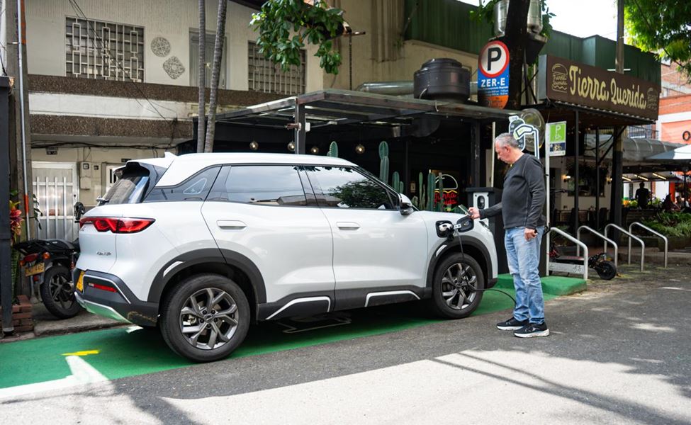 Envigado inauguró la primera red pública de carga para vehículos eléctricos en Colombia: te explicamos dónde y cómo funciona