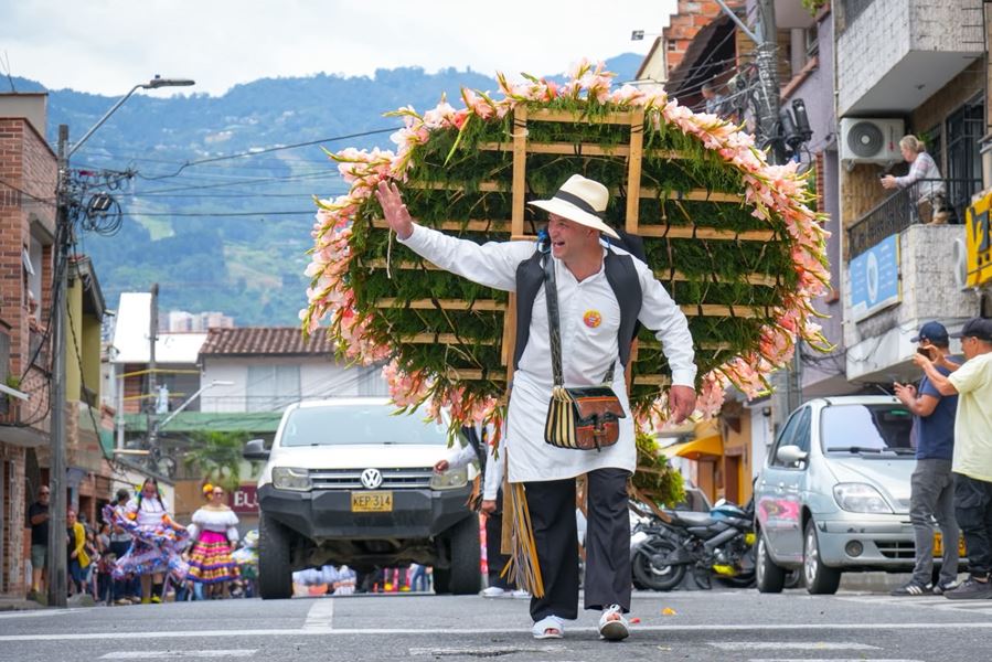 ¡Simplemente hermoso! Los silleteros de Envigado llenaron de flores y tradición las calles del municipio