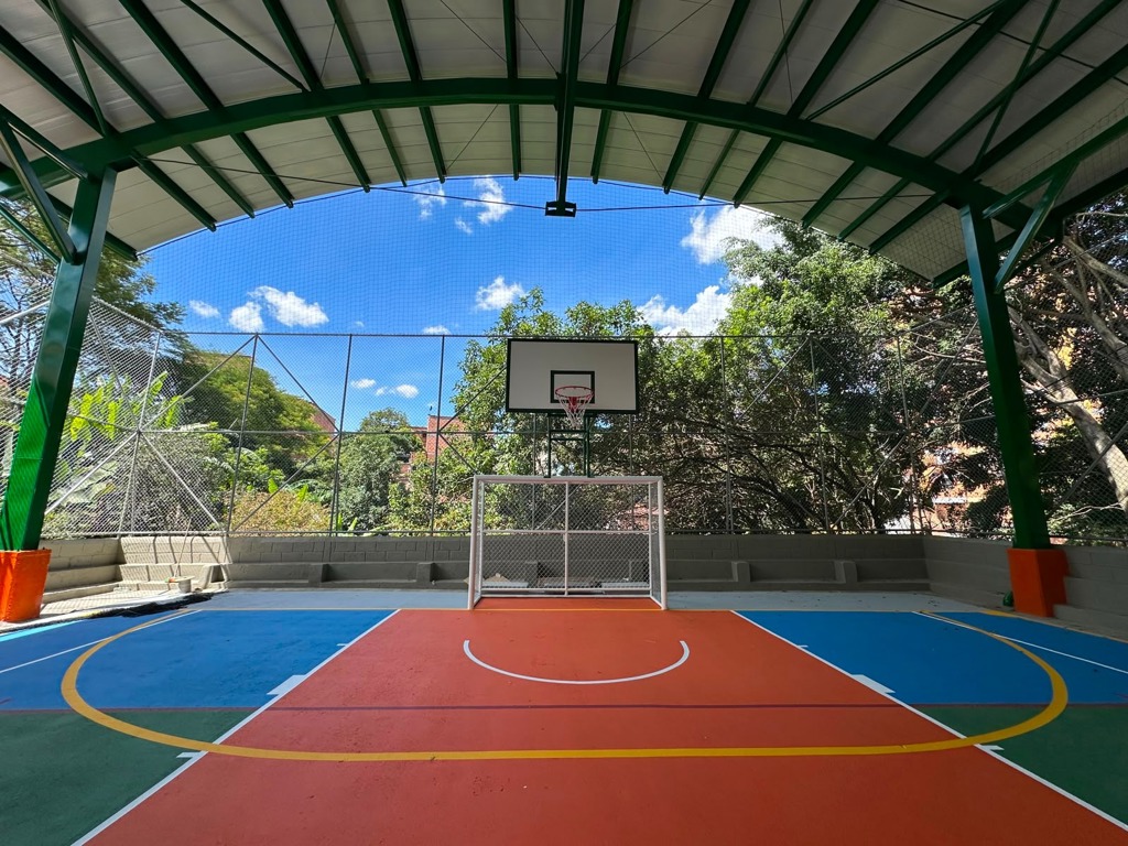 Habitantes de Barrio Mesa en Envigado ya disfrutan de su cancha: Alcaldía estregó las obras de renovación