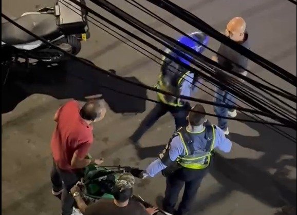 Hombre agredió a tres agentes de tránsito en Sabaneta y fue capturado: iba en una moto sin casco y sin documentos