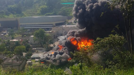 Grave incendio consumió empresa de reciclaje en La Estrella: Bomberos lo controlaron luego de cuatro horas