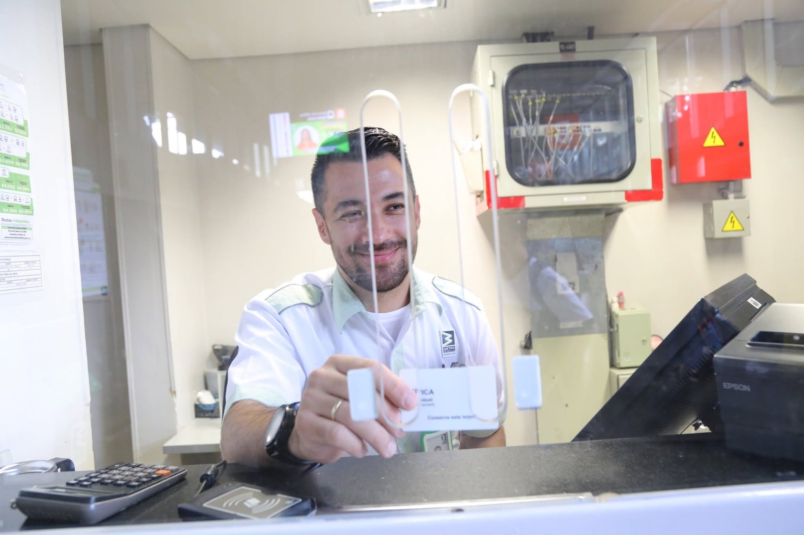 Taquillas del Metro en Itagüí y Envigado dejarán de funcionar el 9 de noviembre: usuarios mayores cuestionan medida por dificultades con máquinas de recarga